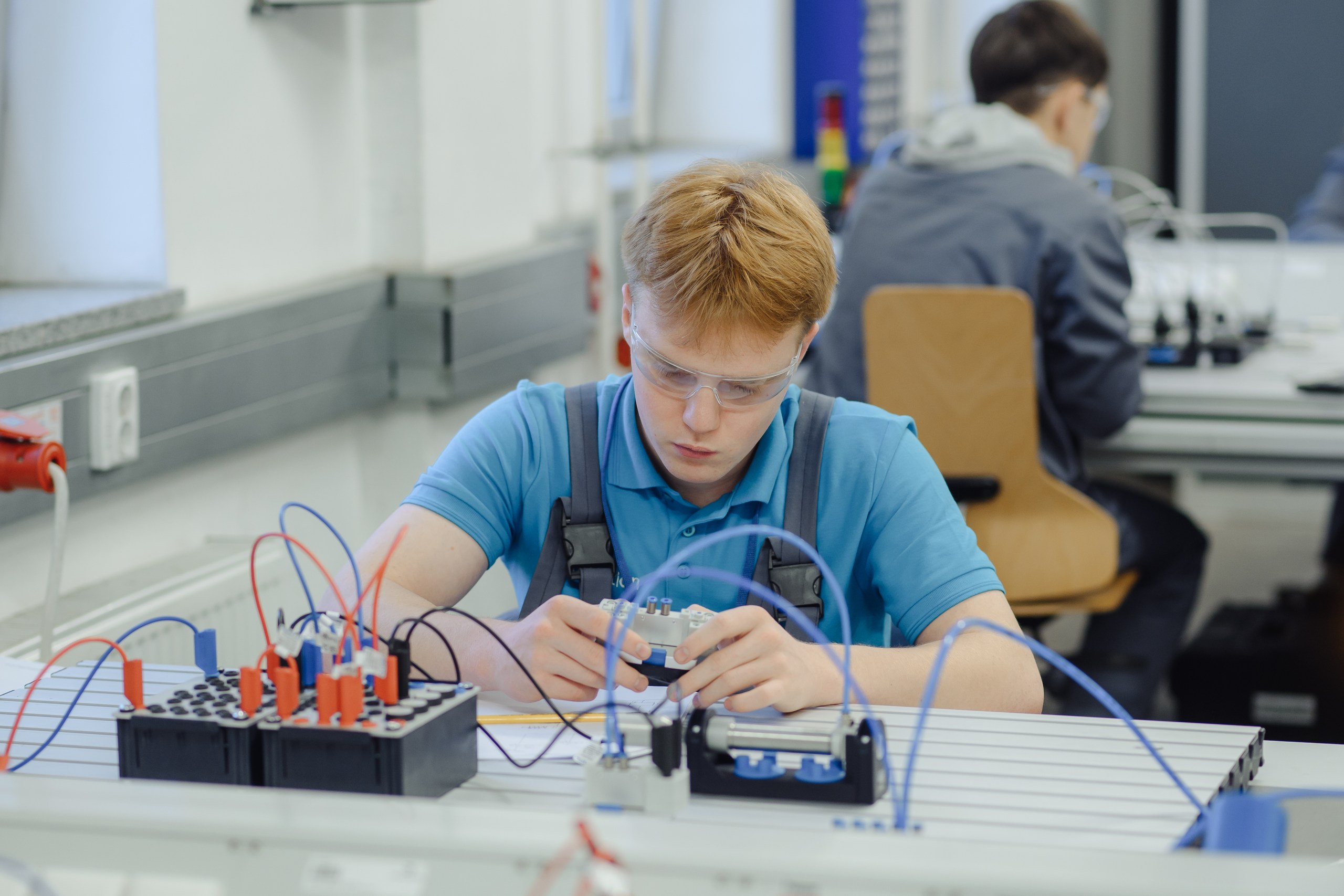 Oportunități de carieră în domeniul electric: Ghid pentru absolvenții Școlii Profesionale Nr. 5